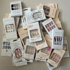 32 sets of random press on nails sold as a bundle